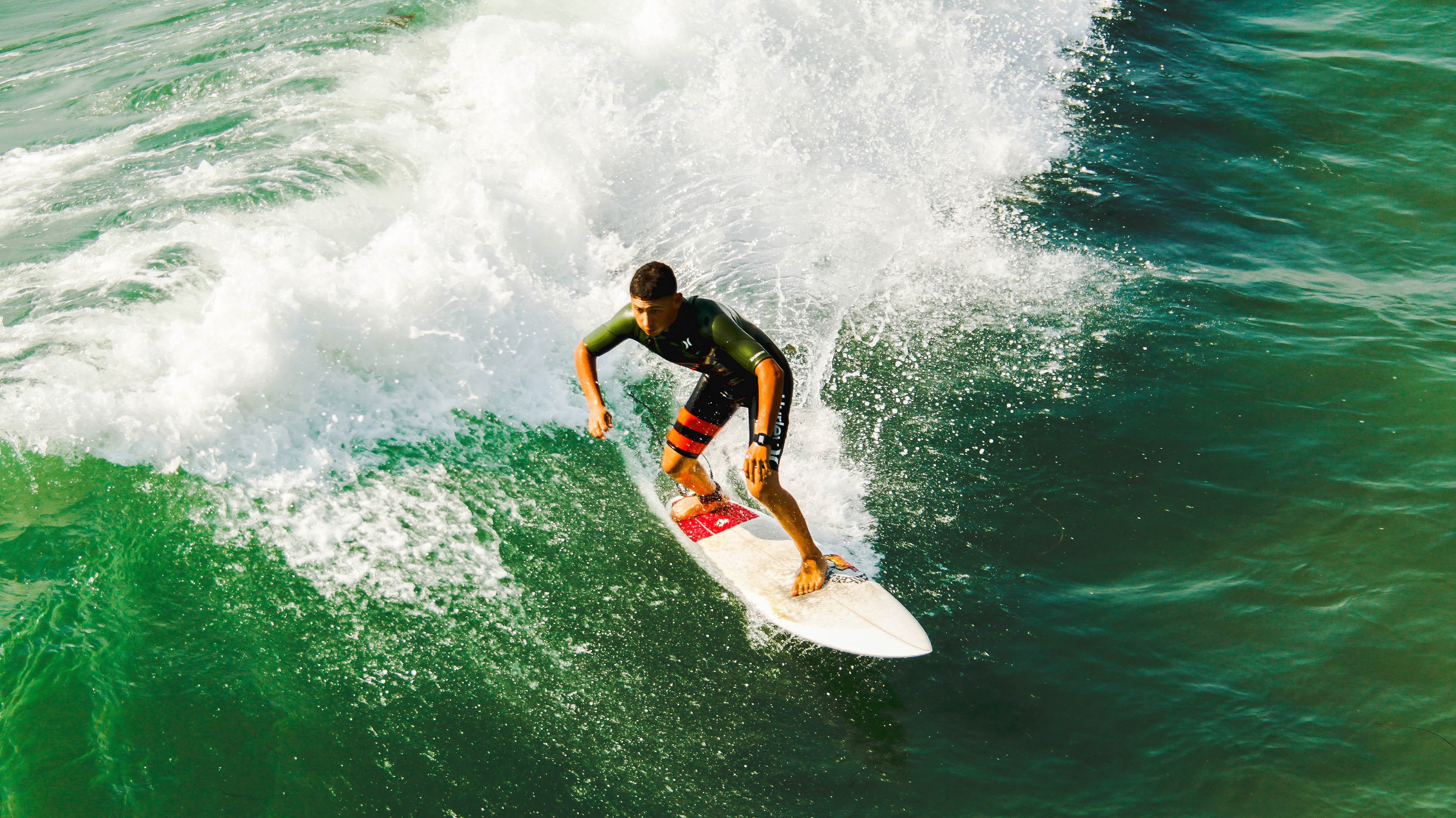 “水上救生：成都三叉湖赛场展现真实救援挑战”